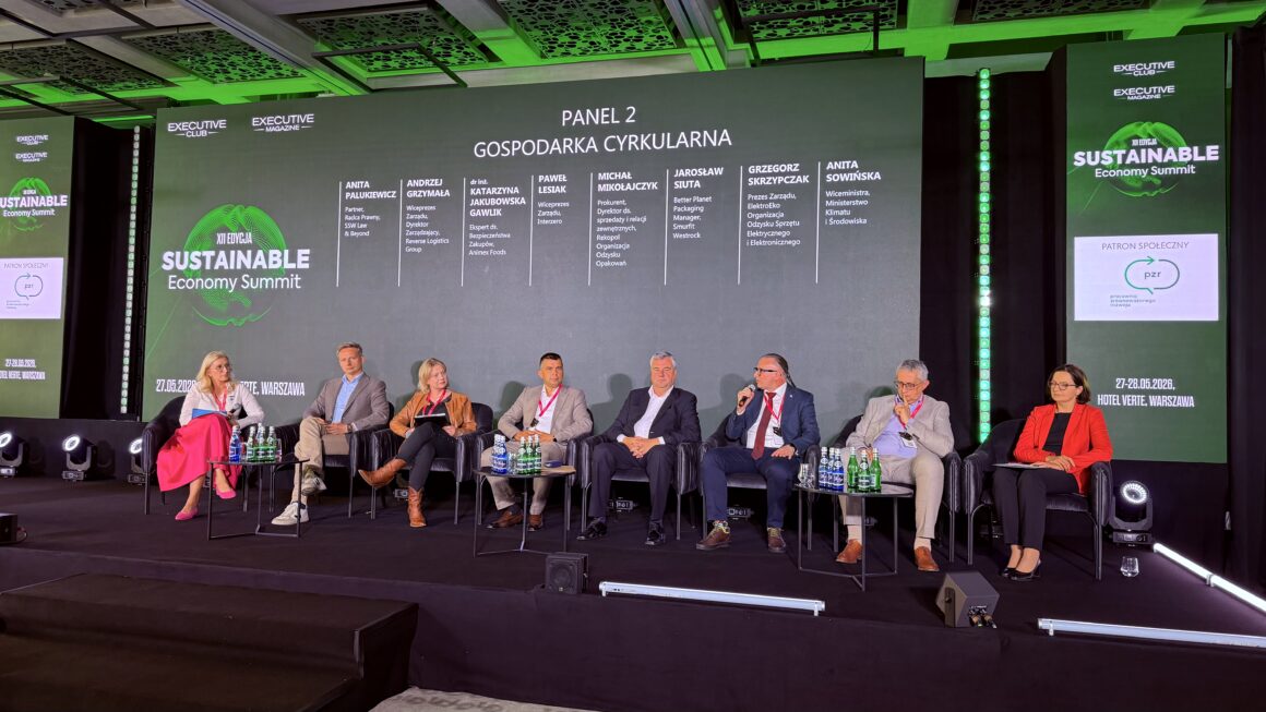 Panel dyskusyjny „Gospodarka cyrkularna” podczas Sustainable Economy Summit w Warszawie. Na scenie siedzi ośmioro panelistów rozmawiających o gospodarce obiegu zamkniętego i zrównoważonym rozwoju. W tle widoczny jest duży ekran z nazwą panelu, nazwiskami uczestników oraz logotypami wydarzenia i patrona społecznego Pracowni Zrównoważonego Rozwoju.