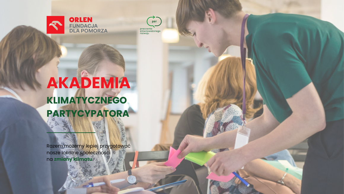 Grafika promująca Akademię Klimatycznego Partycypatora. W tle zdjęcie uczestniczek warsztatu siedzących przy stole oraz osoby prowadzącej w zielonej koszulce, która pochyla się nad grupą i przekazuje kolorowe karteczki samoprzylepne. Uczestniczki trzymają długopisy i materiały do pracy. Na zdjęcie nałożono jasny, półprzezroczysty filtr. Po lewej stronie widnieje tytuł „Akademia Klimatycznego Partycypatora” oraz hasło „Razem możemy lepiej przygotować nasze lokalne społeczności na zmiany klimatu”. U góry znajdują się logotypy Fundacji ORLEN dla Pomorza i Pracowni Zrównoważonego Rozwoju.