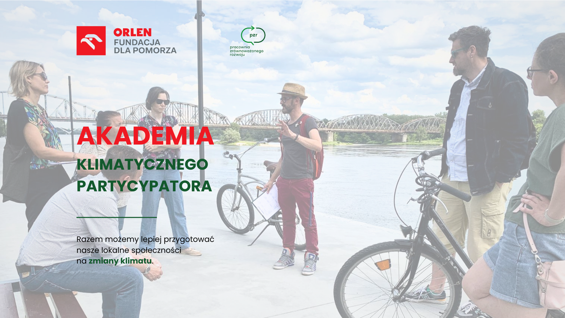 Grafika promująca Akademię Klimatycznego Partycypatora. W tle zdjęcie grupy osób rozmawiających nad Wisłą w Toruniu, w pobliżu rowerów. Jedna z osób, stojąca pośrodku, gestykuluje podczas rozmowy. W oddali widoczny jest most kolejowy. Na zdjęcie nałożono jasny, półprzezroczysty filtr. Po lewej stronie napis: „Akademia Klimatycznego Partycypatora” oraz hasło „Razem możemy lepiej przygotować nasze lokalne społeczności na zmiany klimatu”. U góry logotypy Fundacji ORLEN dla Pomorza i Pracowni Zrównoważonego Rozwoju.