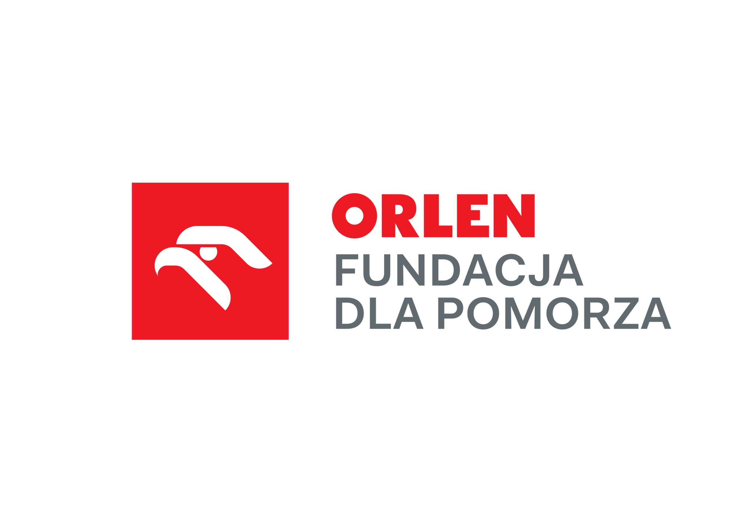 Logo Fundacji ORLEN dla Pomorza na białym tle. Po lewej stronie znajduje się czerwony kwadrat z białym symbolem graficznym marki ORLEN. Po prawej widnieje napis „ORLEN” w czerwonym kolorze oraz „FUNDACJA DLA POMORZA” zapisany szarymi, wielkimi literami. Grafika przedstawia oficjalny logotyp Fundacji ORLEN dla Pomorza.