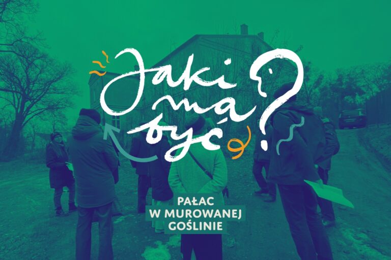 Grafika z zielonym filtrem przedstawiająca grupę osób podczas spaceru wokół pałacu. Na środku widnieje odręczny napis „Jaki ma być?” oraz poniżej „Pałac w Murowanej Goślinie”.