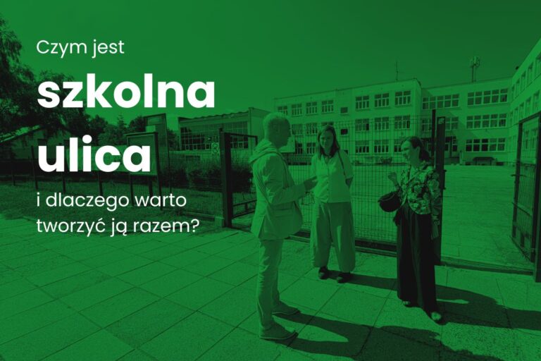 Grafika z zielonym filtrem przedstawiająca trzy osoby rozmawiające przed wejściem na teren szkoły. Po lewej stronie widnieje napis: „Czym jest szkolna ulica i dlaczego warto tworzyć ją razem?”.